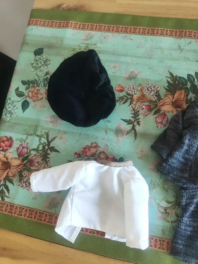 Abbigliamento Nancy: 1 set originale+ una camicetta