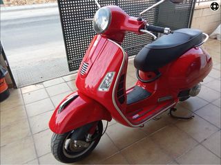 Vespa GTS 125 ie Roja