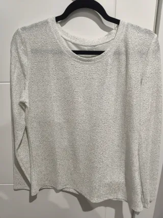 Top brillante plateado y blanco