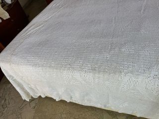 Colcha de ganchillo blanca.