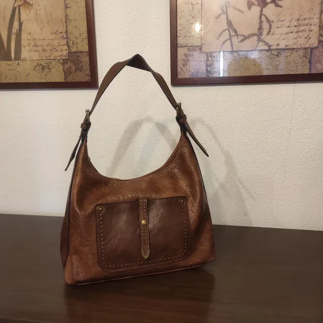 Bolso de cuero marrón con tachuelas