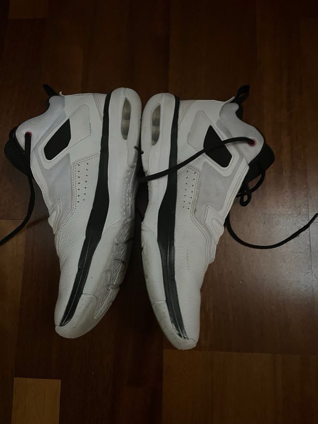 Zapatillas Baloncesto Jordan Blancas y Negras