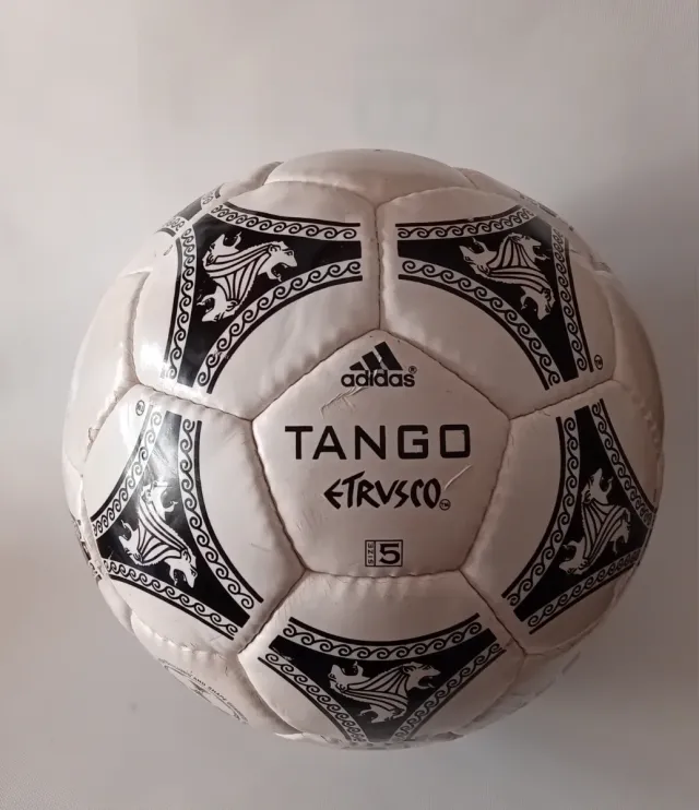 Balón Adidas Tango Etrusco Italia 90