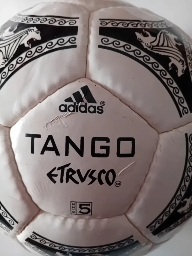 Balón Adidas Tango Etrusco Italia 90