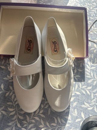 Zapatos comunión niña Gavis blancos. 