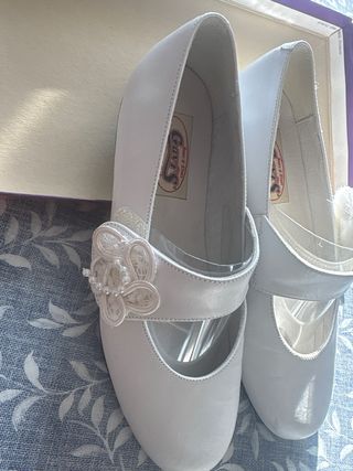 Zapatos comunión niña Gavis blancos. 