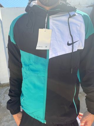 Conjunto deportivo Nike negro y verde