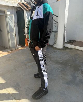 Conjunto deportivo Nike negro y verde