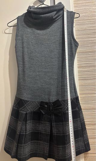 Vestido gris con falda de cuadros