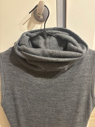 Vestido gris con falda de cuadros
