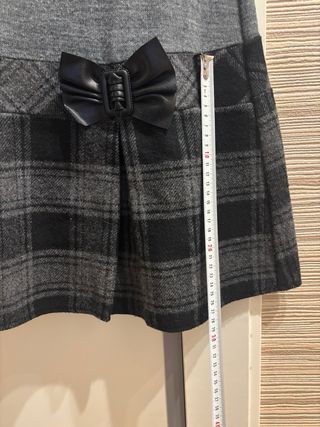 Vestido gris con falda de cuadros