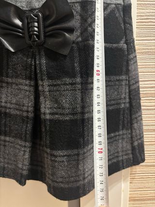 Vestido gris con falda de cuadros