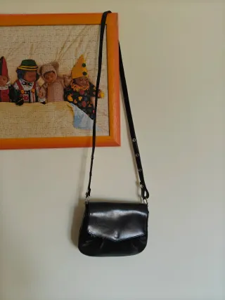 Bandolera negra con corchetes