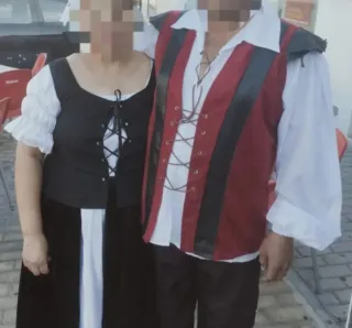 Trajes medievales de hombre y mujer