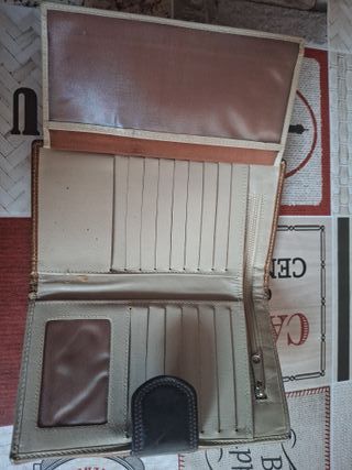 Cartera de piel marrón y negra