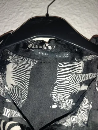 Camisa negra con estampado de cebras Talla L