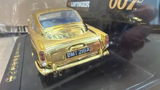 Scalextric Aston Martin DBS 007 Oro