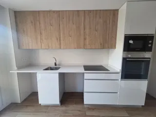 Cocina moderna madera y blanca