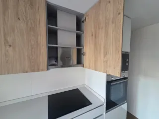 Cocina moderna madera y blanca