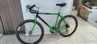 Bicicleta de carreras verde y negra