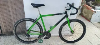 Bicicleta de carreras verde y negra