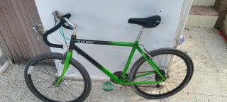 Bicicleta de carreras verde y negra