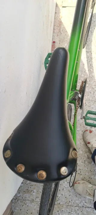 Bicicleta de carreras verde y negra