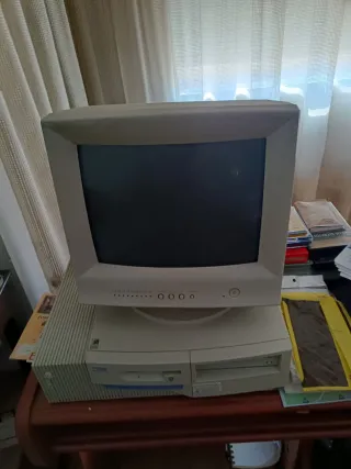 Ordenador IBM Antiguo Beige