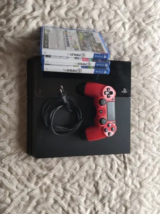 PS4 con 3 juegos y mando rojo