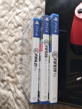 PS4 con 3 juegos y mando rojo
