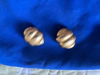 Pendientes dorados con clip acabado mate