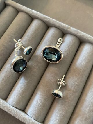 Pendientes azules y plateados