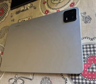 Xiaomi Pad 6 con cargador i funda