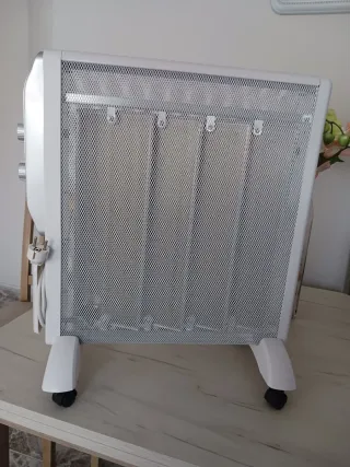 Radiador eléctrico blanco con ruedas