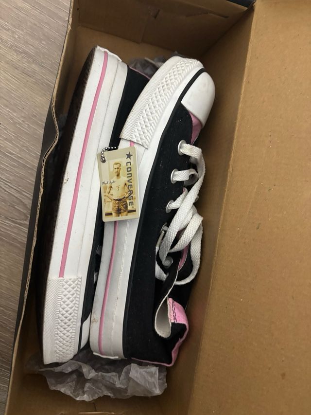 Converse negros con detalles rosas
