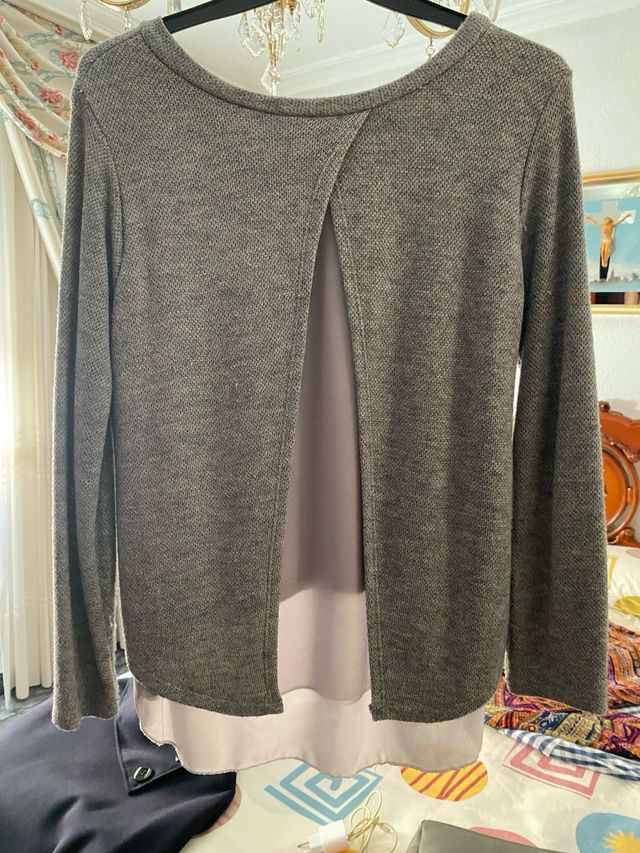 Camiseta gris con espalda abierta
