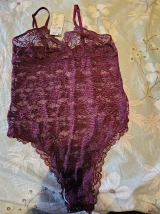 Body de encaje morado talla L