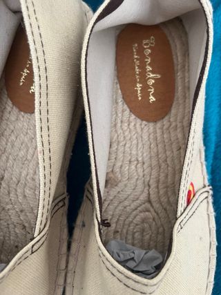 Mocasines Beige con Detalle Tricolor