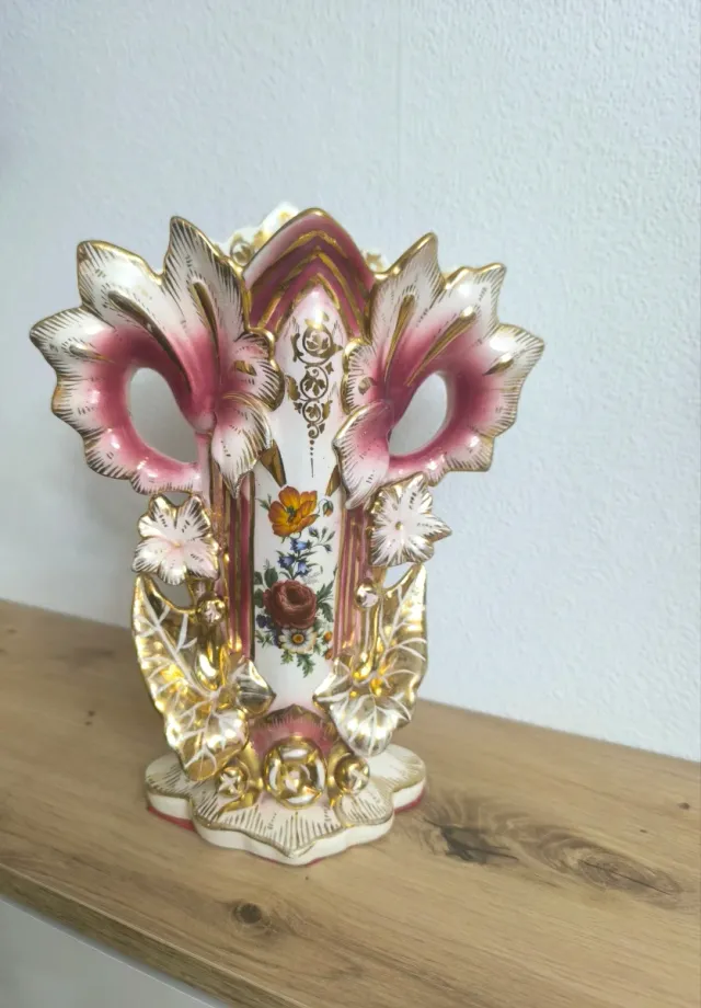 Jarrón de porcelana con flores doradas