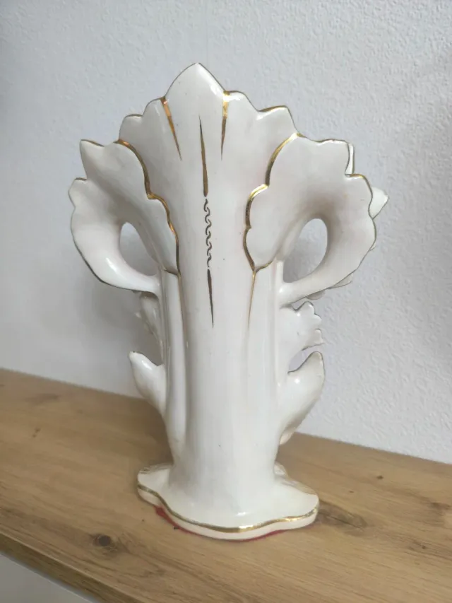 Jarrón de porcelana con flores doradas