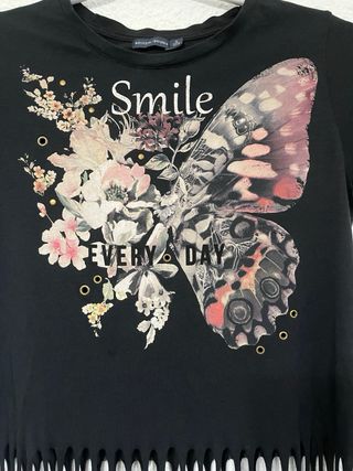 Camiseta negra con estampado de mariposa Bershka S