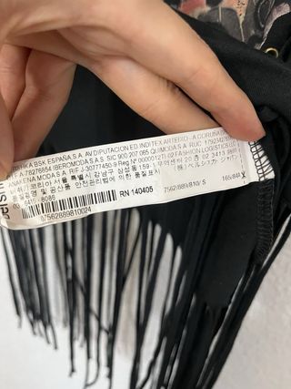 Camiseta negra con estampado de mariposa Bershka S