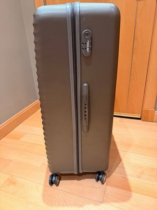 Maleta grande gris , con cerradura de combinacion