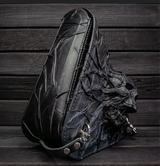 Borsa in pelle nera con teschio