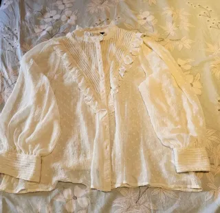Blusa blanca con volantes