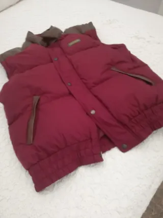 Chaqueta plumífero burdeos con detalles