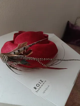 Sombrero de boda rojo con plumas