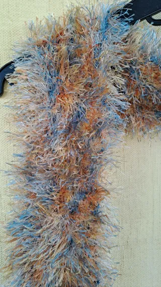 Bufanda de pelo azul y naranja