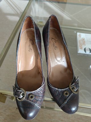 Zapatos de tacón marrones con hebilla