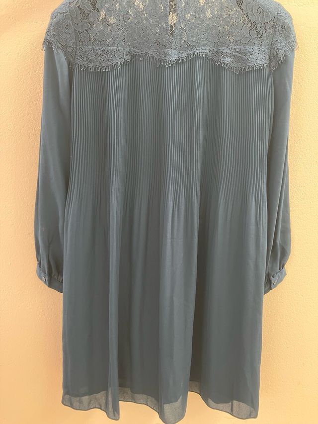 Vestido azul con encaje y plisado